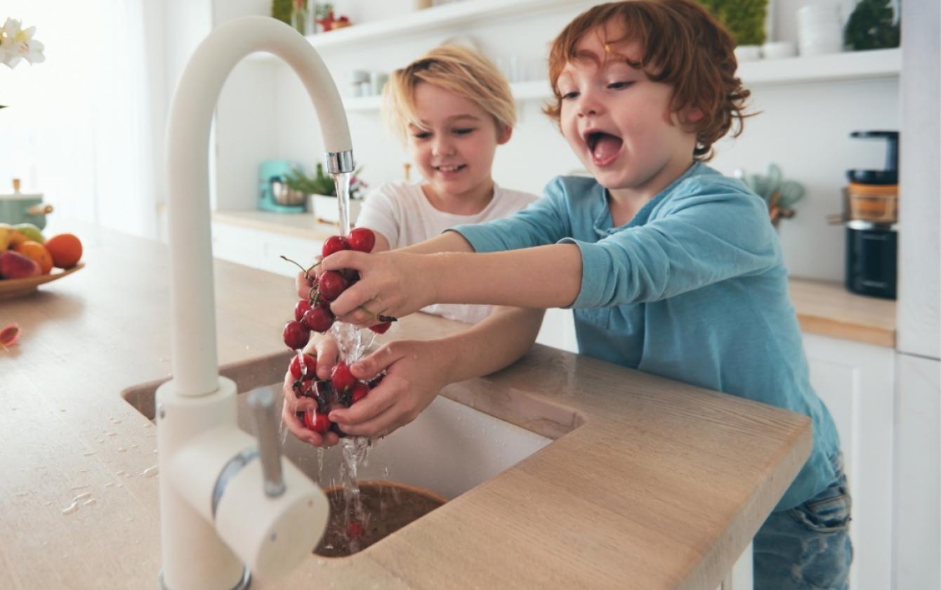 Dwoje dzieci myje ręce