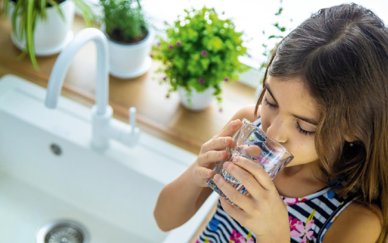 dziewczynka pijąca wodę